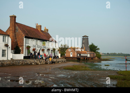 Die Royal Oak Pub und Langstone Mill bei Ebbe Stockfoto