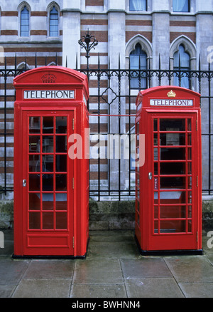 paar von Telefonzellen mit unterschiedlicher Größe in London England UK Stockfoto