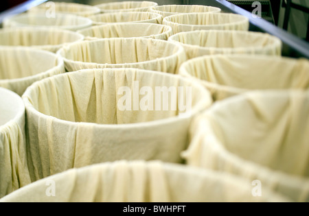 Baumwolltuch in Käseformen warten auf Käse Quark am traditionellen Käserei Quickes, Devon Stockfoto