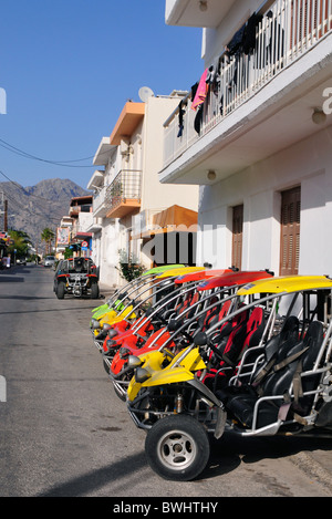 Quads mieten geparkt in einer Linie in Kos-Stadt - Insel Kos Stockfoto