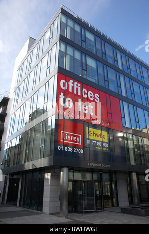 Büros, Zeichen lassen auf leeren neuen Entwicklungsbüros in Dun Laoghaire, Dublin Irland Stockfoto