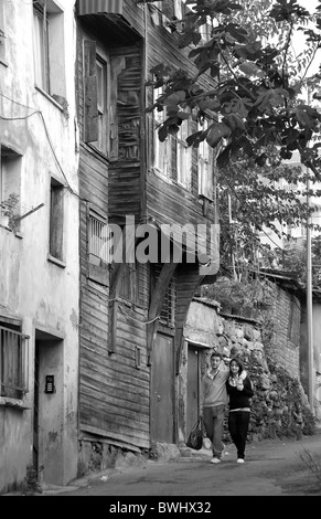 ISTANBUL, TÜRKEI. Ein junges türkisches Paar zu Fuß entlang einer Straße im Stadtteil Tophane der Stadt. November 2010. Stockfoto