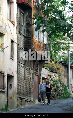 ISTANBUL, TÜRKEI. Ein junges türkisches Paar zu Fuß entlang einer Straße im Stadtteil Tophane der Stadt. November 2010. Stockfoto