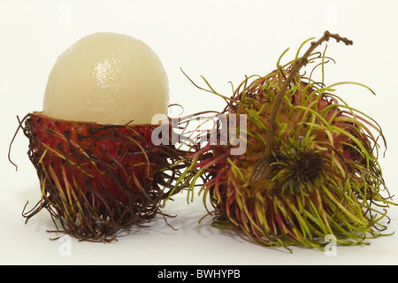 Rambutan Früchte (Nephelium Lappaceum) ganze und offen, isoliert auf weißen Hintergrund Stockfoto