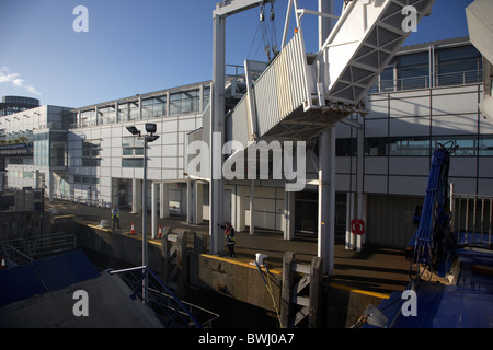 Dun Laoghaire Hafen Fährgebäude mit Fähre verlassen Dublin Irland Stockfoto