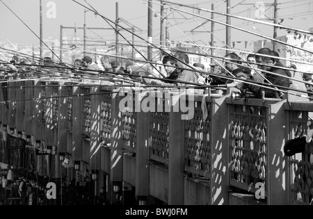 ISTANBUL, TÜRKEI. Männer Angeln in das Goldene Horn von Eminönü Ende der Galata-Brücke. 2010. Stockfoto