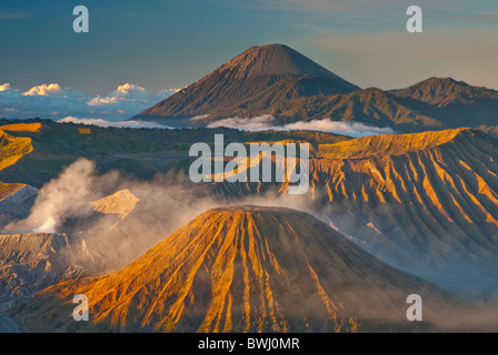 Sonnenaufgang am Mt. Bromo und der Tengger Semeru Caldera von Mount Penanjakan Stockfoto