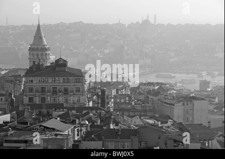 ISTANBUL, TÜRKEI. Nebligen Winter Blick auf Beyoglu, das Goldene Horn und darüber hinaus auf dem Basarviertel der Stadt. 2010. Stockfoto