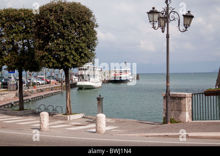 2 Raddampfer vertäut im Hafen von Peschiera del Garda, Gardasee Italien Stockfoto