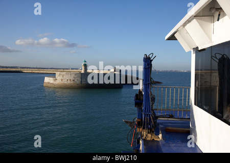 Fähre verlassen Howth Hafenmauer in Dun Laoghaire Hafen Dublin Irland Stockfoto