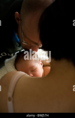 Vater küssen den Kopf des Babys Stockfoto