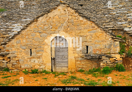 Eingang zu einer halb-verlassenen Höhlenwohnungen Weinkeller in Entre-Deux-Monts in der Nähe von Rivière-Sur-Tarn, Aveyron, Frankreich Stockfoto