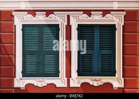 Architektur-Details, zwei Fenster, eine wahre und die anderen Trompe L' oeil Stockfoto
