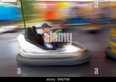 Aktion Aktivität Freizeitpark Freizeitparks Vergnügungsparks Vergnügungen Unschärfe verschwimmen Stoßstange Auto Stoßstange Autos Chil Stockfoto