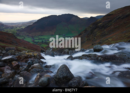 Lingmoor Fell und Great Langdale aus scheut Ghyll Wasserfall unterhalb scheut Tarn, Great Langdale, Lake District National Park. Stockfoto