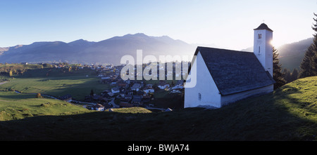 Brigels Breil Kapelle Sogn Sievi Kirchdorf Surselva Berge Alpen Landschaft Landschaft Stimmung Graubünden Grau Stockfoto