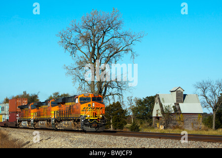 BNSF Railway intermodalen Zug in Illinois. Stockfoto