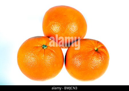 drei Saft-Orangen isoliert auf weißem Hintergrund Stockfoto