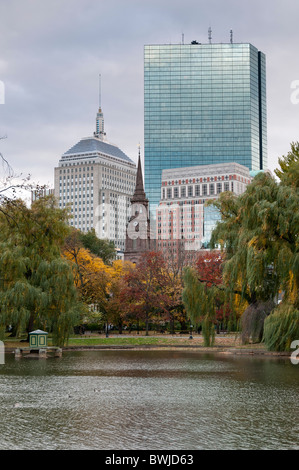 USA, Massachusetts, Boston. Boston Public Garden Hancock Tower im Hintergrund im Herbst Stockfoto