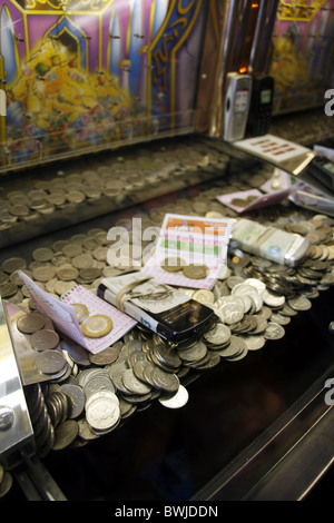 Glücksspiel-Maschine mit Münzen und Preise in Casino-Spielhalle in Großbritannien Stockfoto