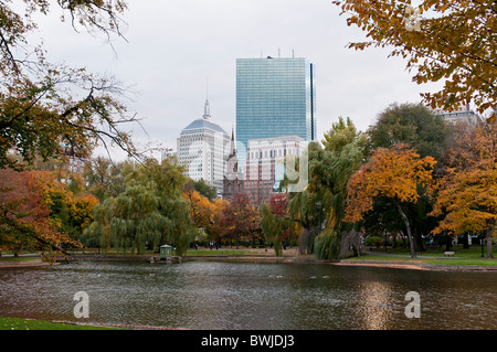 USA, Massachusetts, Boston. Boston Public Garden Hancock Tower im Hintergrund im Herbst Stockfoto