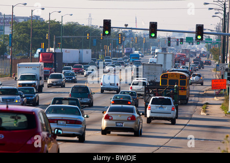 Cicero Ave in Chicago ist mit Verkehr in dieser Szene am frühen Morgen auf der in der Nähe von Südwest-Seite der Stadt beschäftigt. Stockfoto