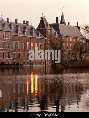 Blick auf den Haag Binnenhof von Lange Vijverberg Hofvijver Übersee während Sonnenuntergang, den Haag, NL Stockfoto