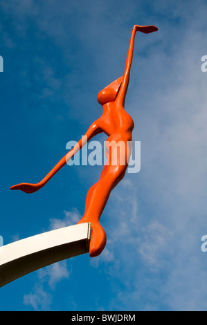 Eines der fünf Acrobat-Skulpturen von "Up There" von Colin Spofforth, First Street, Manchester, England, UK Stockfoto