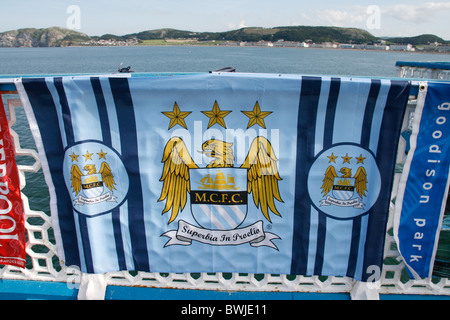 Fußball-Club-Banner für den Verkauf auf Llandudno Pier, Nord-wales Stockfoto