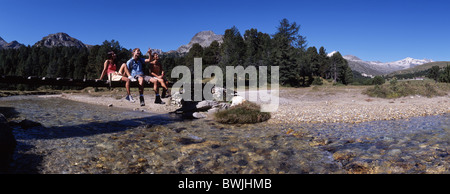 Gruppe Wanderer Rest Pause Stop Sit Brücke Fuß Brücke Bach Bach Wandern Lukmanier Kanton Tessin Schweiz Stockfoto