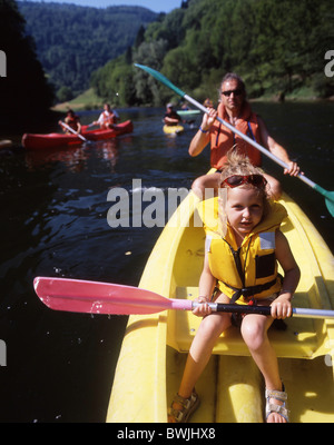 Familie Fluss Doubs Kanu Freizeit Sommer Wassersport Wassersport, Paddel Boot Kanton Jura Großbrit Stockfoto