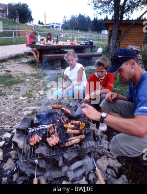 Familien-Picknick Grill Grill Feuer Kamin Essen Fleisch Wurst Freizeit Sommer Ausflug Vue des Alpe Stockfoto