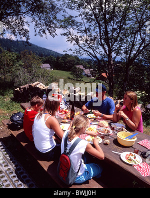 Familien-Picknick-Tisch-Schreibtisch Essen Freizeit Sommer Ausflug Vue des Alpes Kanton Neuchâtel Swi Zusammensein Stockfoto