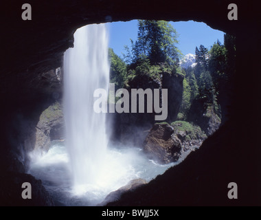 Wasserfall Berglistuber in der Nähe von Linthal Höhle Grotte Rock Cliff Natur Landschaft Landschaft Berge Alpen Kanton Stockfoto
