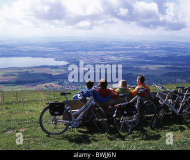 Gruppe Exkursion Fahrrad Tour Bank Sitzbank Bank entspannen sitzen sitzen Route Panoramique Vaud Länder Recht Stockfoto