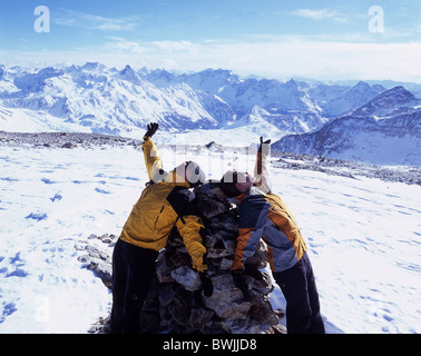 Paar Spaß Witz Winter Wanderung Diavolezza nach der Sitzung Queder Winter Winterwandern zu Fuß Wandern Hütte Stockfoto