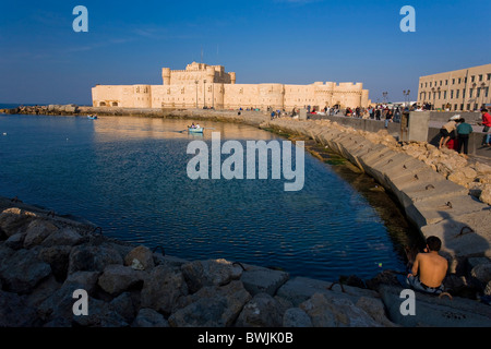 Die Corniche und Fort QaitBey, erbaut auf dem Gelände des historischen Leuchtturms, Alexandria, Ägypten Stockfoto