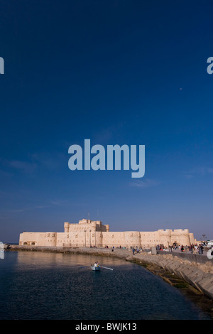 Die Corniche und Fort QaitBey, erbaut auf dem Gelände des historischen Leuchtturms, Alexandria, Ägypten Stockfoto