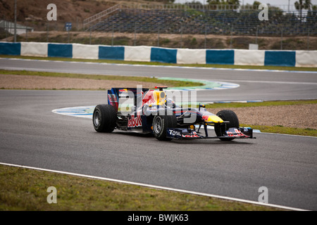 Sebastian Vettel in der 2010-Jerez-Praxis in seinem Red Bull RENAULT, Formel-1-Rennwagen, verlassen die Schikane. Stockfoto