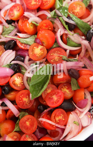 Frisch geschnitten Sie Cherry Tomaten Salat mit Zwiebeln und Basilikum Stockfoto