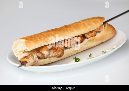 Char gegrilltes Huhn Schaschlik Spieß-Baguette-sandwich Stockfoto