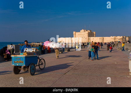 Die Corniche und Fort QaitBey, erbaut auf dem Gelände des historischen Leuchtturms, Alexandria, Ägypten Stockfoto