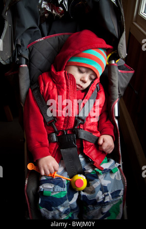 Junge 19 Monate schlafend im Kinderwagen, Totnes, Devon, England, UK Stockfoto