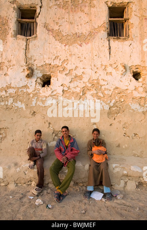 Beduinen-Familie, Qasr Al Farafra Dorf, Farafra Oase, Ägypten Stockfoto