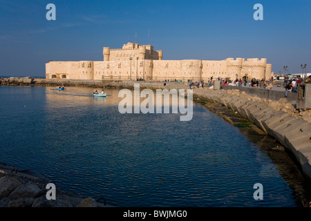 Die Corniche und Fort QaitBey, erbaut auf dem Gelände des historischen Leuchtturms, Alexandria, Ägypten Stockfoto