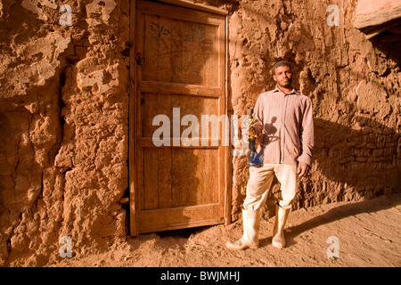 Ägyptische Jüngling mit Wasserpfeife, alte Stadt von Mut, Oase Dakhla, Ägypten Stockfoto