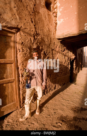 Ägyptische Jüngling mit Wasserpfeife, alte Stadt von Mut, Oase Dakhla, Ägypten Stockfoto