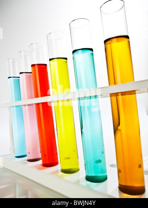 Zeile der Reagenzgläser mit farbigen Flüssigkeit gefüllt Stockfoto