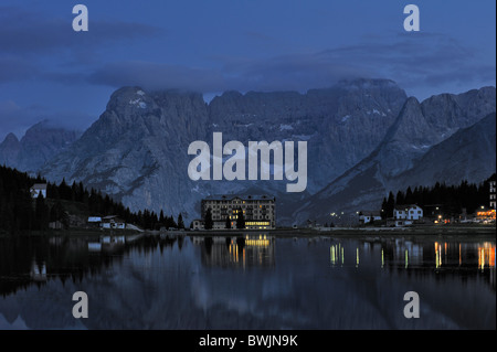 Die Bergkette Gruppo del Sorapis und Hotels nachts entlang See Lago di Misurina in Auronzo di Cadore, Dolomiten, Italien Stockfoto