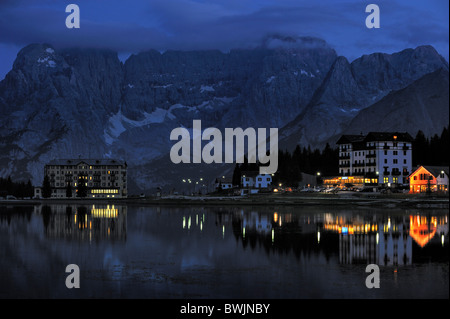 Die Bergkette Gruppo del Sorapis und Hotels nachts entlang See Lago di Misurina in Auronzo di Cadore, Dolomiten, Italien Stockfoto